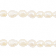 BQ Freshwater pearls nugget oval 4-5x3-4mm Natural White