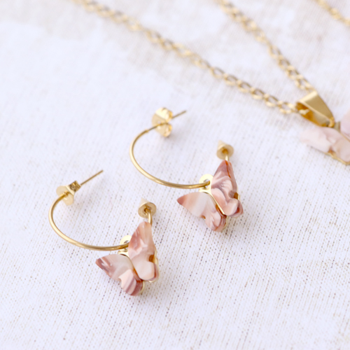 Take a look how to create trendy jewellery with resin butterfly charms yourself 