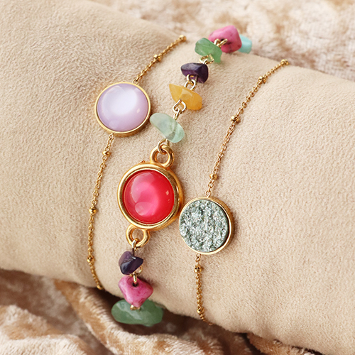 Get creative! Take a look at how to design wonderful bracelets, earrings and necklaces with the Polaris Elements cabochons 