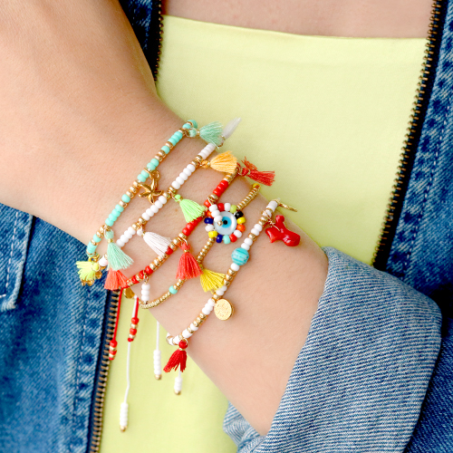 Get started with mini tassels for the best colourful bracelets! 
