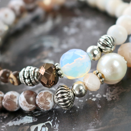 Be the queen of the night and create trendy jewellery with our melange glass beads!