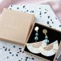 Make trendy jewellery with holographic glass beads