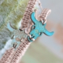 With these fun wooden and acrylic pendants you can create jewellery with a special western boho look